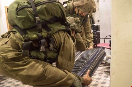 Soldados de la ocupación israelí asaltan una radio palestina